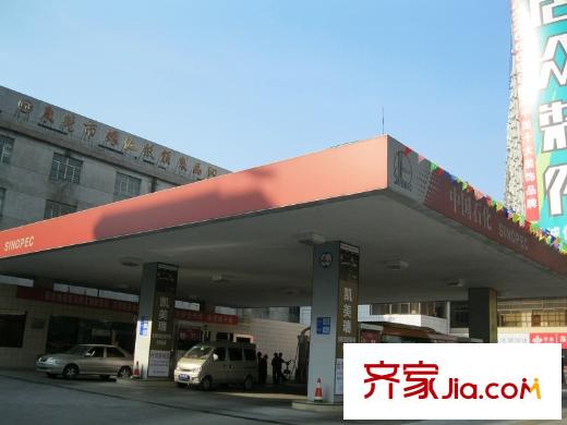 君御旗峰豪園北走約500米的加油站