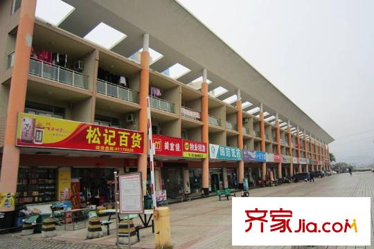 金田花園花域小區(qū)門(mén)口商業(yè)街