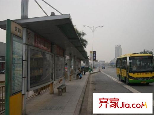 恒大帝景南側(cè)50米的拔蛟窩公交站