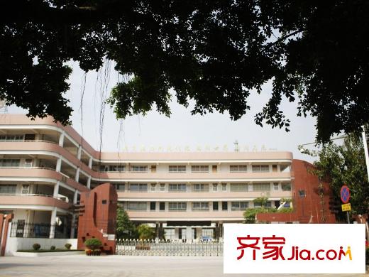 富盈加州陽光小區(qū)西側(cè)100的常平小學(xué)