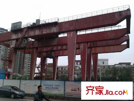格蘭名筑對(duì)面100米的輕軌施工現(xiàn)場（2013-3-28）