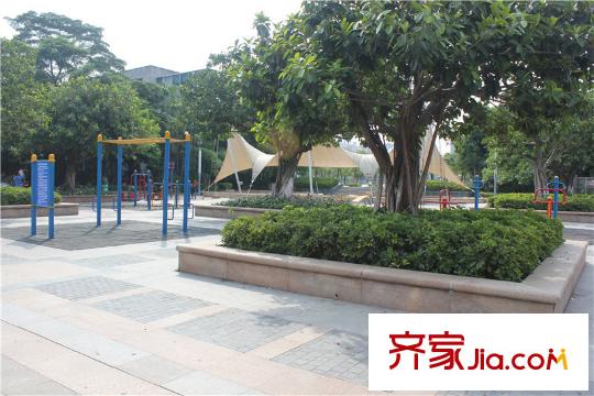 時(shí)代華庭項(xiàng)目旁邊鎮(zhèn)府廣場(chǎng)的休閑配套