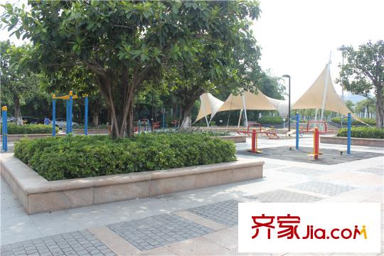 時(shí)代華庭項(xiàng)目旁邊鎮(zhèn)府廣場(chǎng)的休閑配套