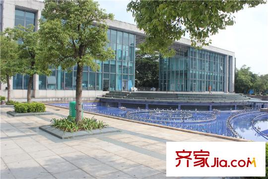 時(shí)代華庭項(xiàng)目旁邊的政府廣場(chǎng)