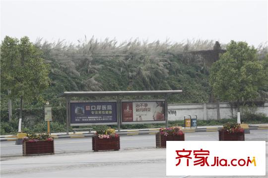 佳兆業(yè)御墅距離項(xiàng)目約1000米左右的公交站臺