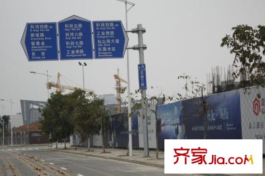 嘉宏松湖里的魚旁邊道路