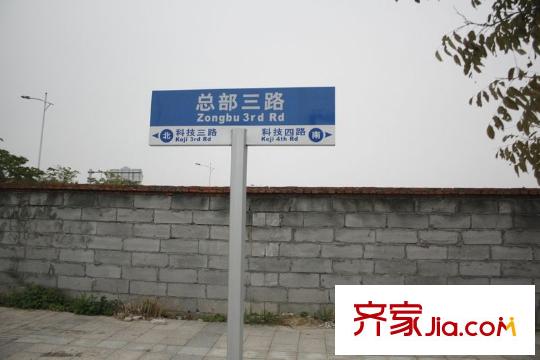 嘉宏松湖里的魚旁邊道路