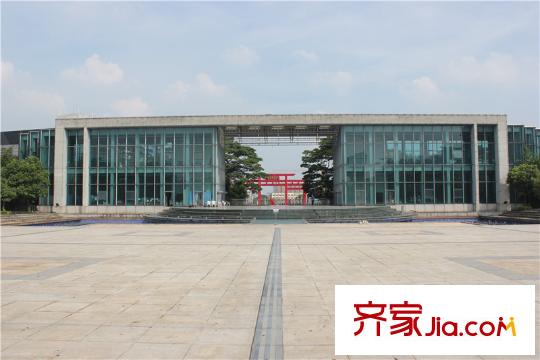 時(shí)代華庭項(xiàng)目旁邊的政府廣場(chǎng)