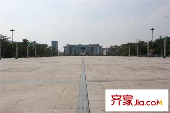 時(shí)代華庭項(xiàng)目旁邊的政府廣場(chǎng)