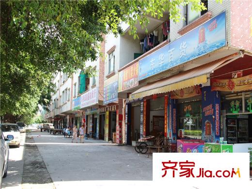 名巨中央花園小區(qū)東側(cè)200米的超市