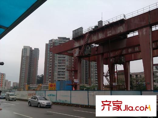 格蘭名筑對(duì)面100米的輕軌施工現(xiàn)場（2013-3-28）