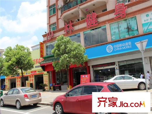名巨中央花園小區(qū)南側(cè)400米的健身房和移動營業(yè)廳
