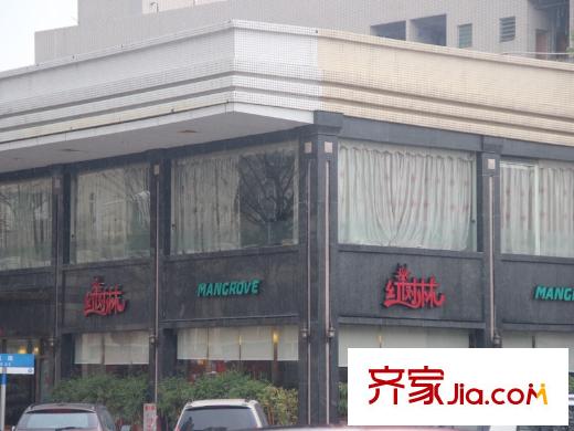 中央公館營(yíng)銷中心馬路對(duì)面餐廳