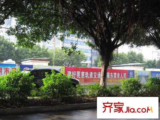 聯(lián)冠廣場(chǎng)大門口的輕軌R3線