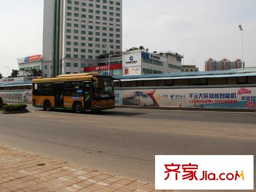 聯(lián)冠廣場(chǎng)門(mén)口的公路