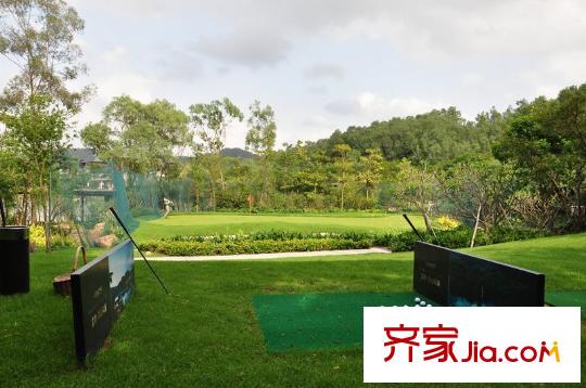 金地湖山大境小區(qū)內(nèi)部高爾夫球場