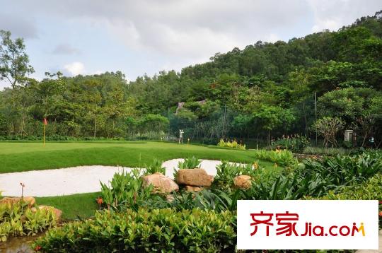 金地湖山大境小區(qū)內(nèi)部高爾夫球場沙坪