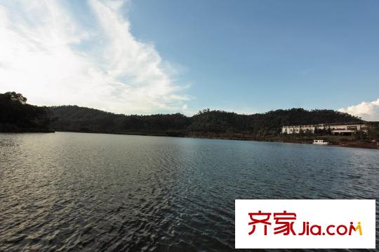 金地湖山大境小區(qū)內(nèi)部天鵝湖水天一色