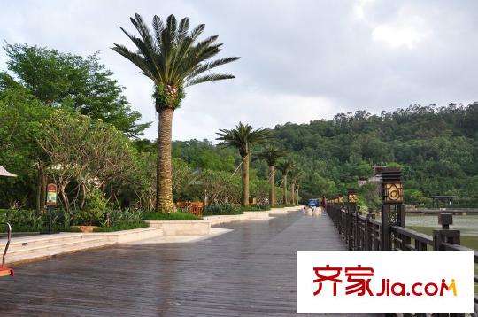 金地湖山大境小區(qū)內(nèi)部天鵝湖岸邊棧道