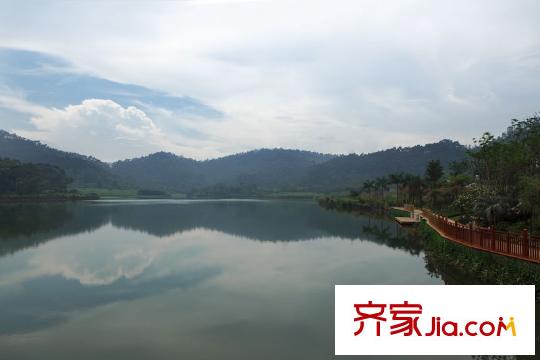 金地湖山大境小區(qū)內(nèi)部天鵝湖水域
