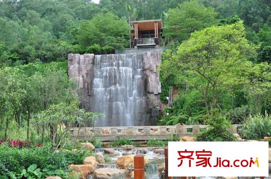 金地湖山大境小區(qū)內(nèi)部山體瀑布