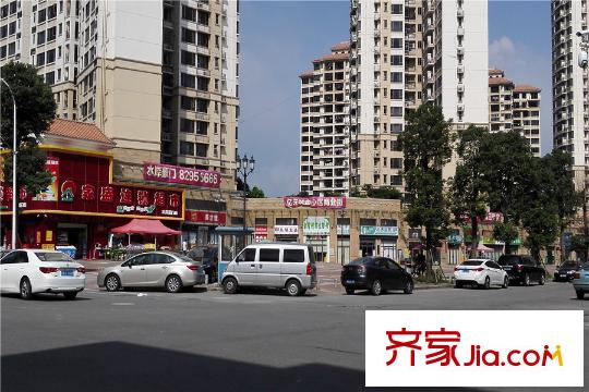 中惠平方米秀項目旁的佳兆業(yè)水岸豪門商業(yè)街