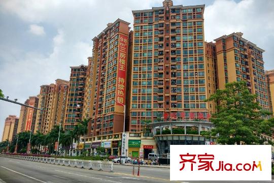 中惠悅峰距離樓盤百米遠的世紀華聯(lián)超市