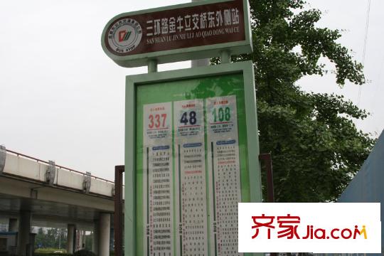 恒大西錦城周邊三環(huán)路金牛立交橋東外側(cè)站臺
