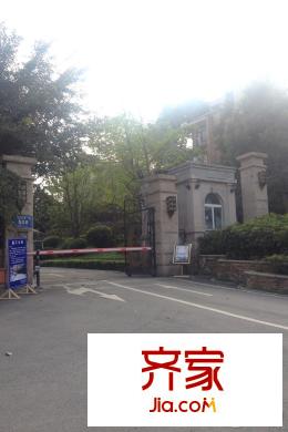 藍(lán)山國(guó)際爵悅半島小區(qū)入口（2015-3-29）