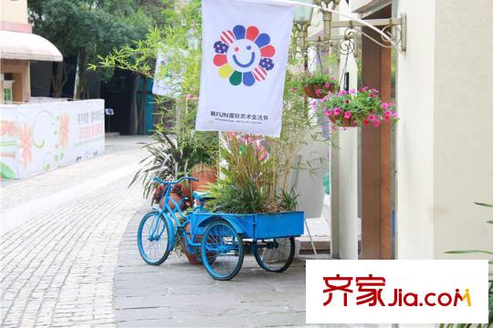 麓山國際社區(qū)云堤曦岸店面前