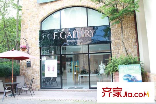 麓山國際社區(qū)云堤曦岸服飾店