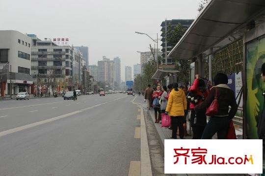 飛大壹號廣場解放路上的公交站梁家巷站
