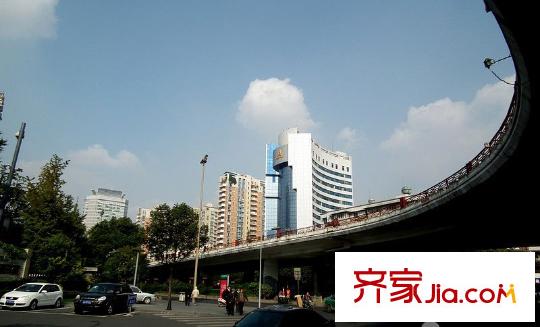 首航欣程項(xiàng)目旁的人南立交橋下