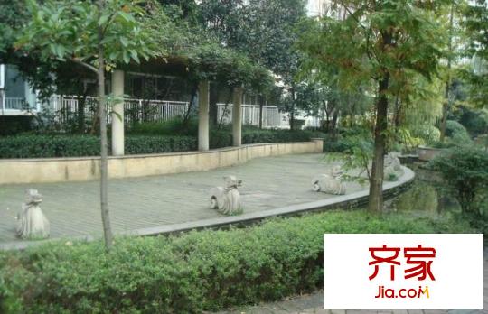 塞納河畔外景圖