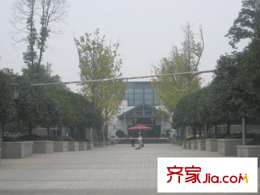 嘉美地配套圖項(xiàng)目街對(duì)面的“三利宅院白云渡”