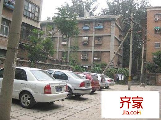 垂杨柳东里外景图小区停车处