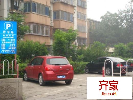 中仓小区外景图楼下停车坪