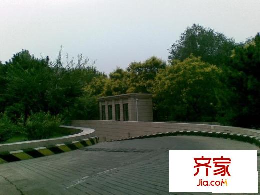 方圆公寓外景图停车场