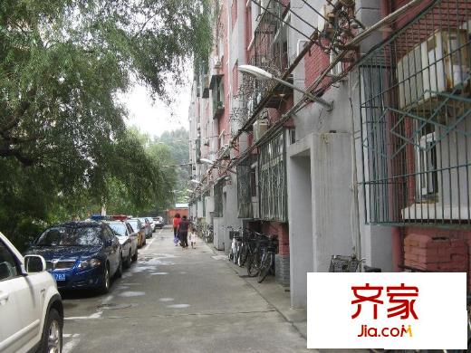 花园北路32号院外景图小区过道