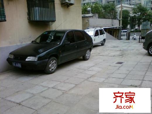 新源南路小区外景图停车处