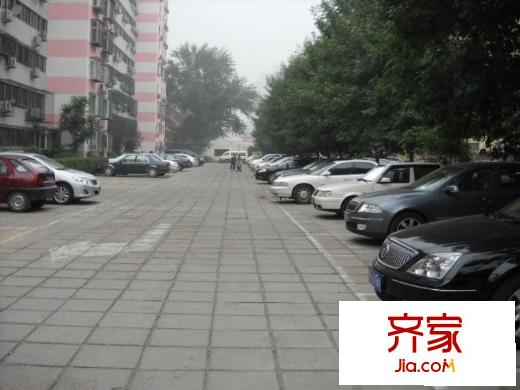 榆苑公寓外景图小区停车场