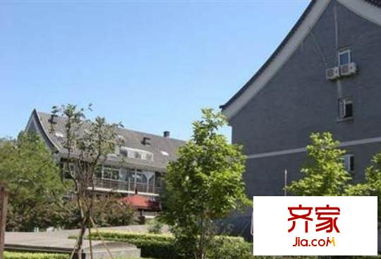 龍?jiān)乐?></a>
					<div   id=