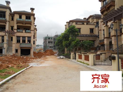 匯景御泉香山實(shí)景圖別墅施工進(jìn)度（2012.6.11）