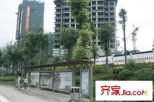 恒大名都配套圖小區(qū)外公交站臺