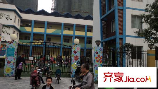 檀香花園東側(cè)20米的幼兒園