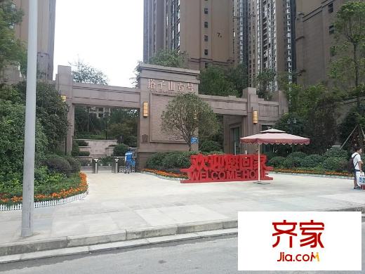 塔子山壹號(hào)項(xiàng)目步行主入口實(shí)景（2015-9-15）