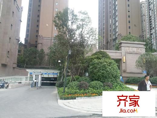 塔子山壹號項(xiàng)目西面大門實(shí)景（2015-9-15）