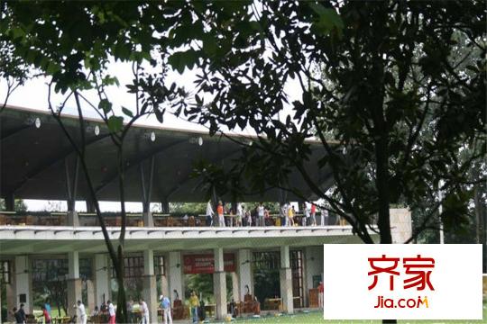 麓山國(guó)際社區(qū)IMAX大平層高爾夫球場(chǎng)實(shí)景（2015.6.24）