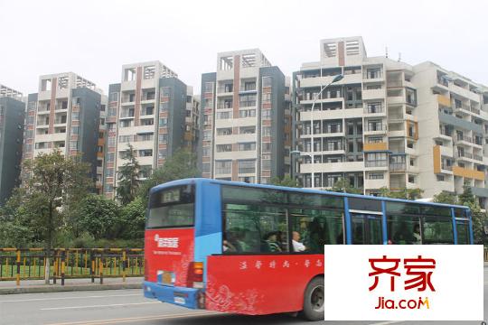 時代悅城售樓部前道路寬闊通暢（2015-2-8）