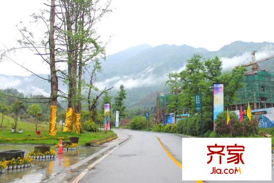 山客部落項目外寬闊的馬路（2015-8）